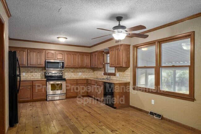 Building Photo - 2053 S Hillcrest Ave