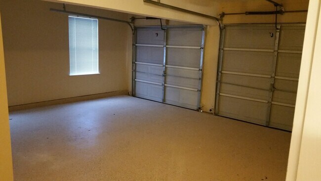 Building Photo - Beautiful 4-bedroom, 2.5 bath home!! (vide...