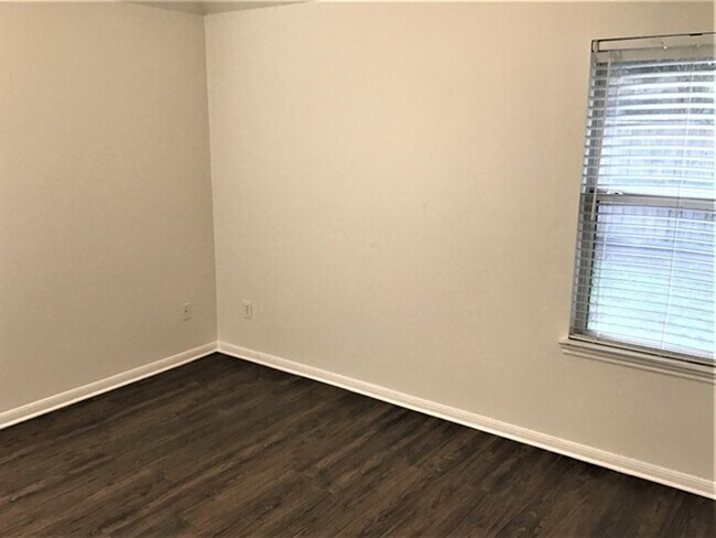 Building Photo - 15207 Henderson Point Dr