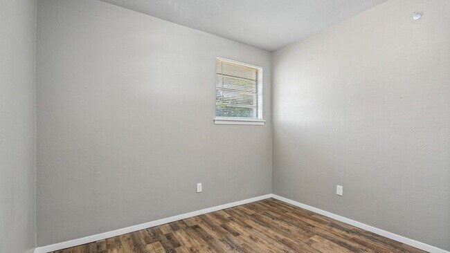 Building Photo - Charming 3 Bedroom Home +BONUS Room with Spacious Backyard