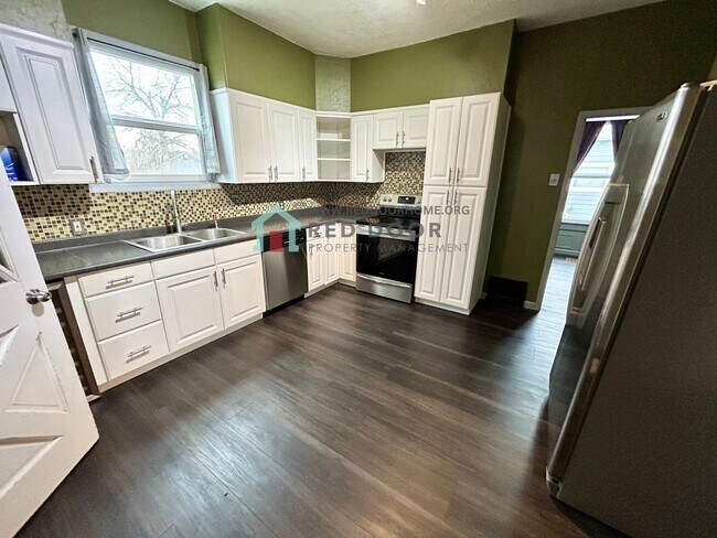 Building Photo - Spacious and inviting 3 bed, 2 bath rental