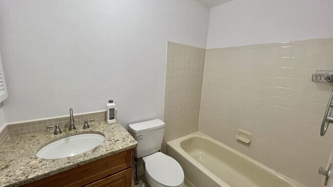 Building Photo - 833 Mariposa Ct