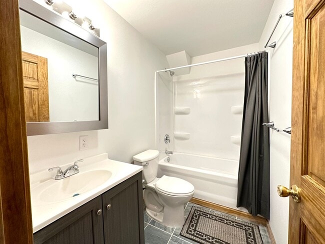 Building Photo - AVAILABLE JUNE - Remodeled 3 Bed 1.5 Bath Central Hillside Home