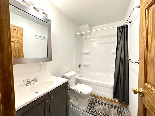 Building Photo - AVAILABLE JUNE/JULY - Remodeled 3 Bed 1.5 ...