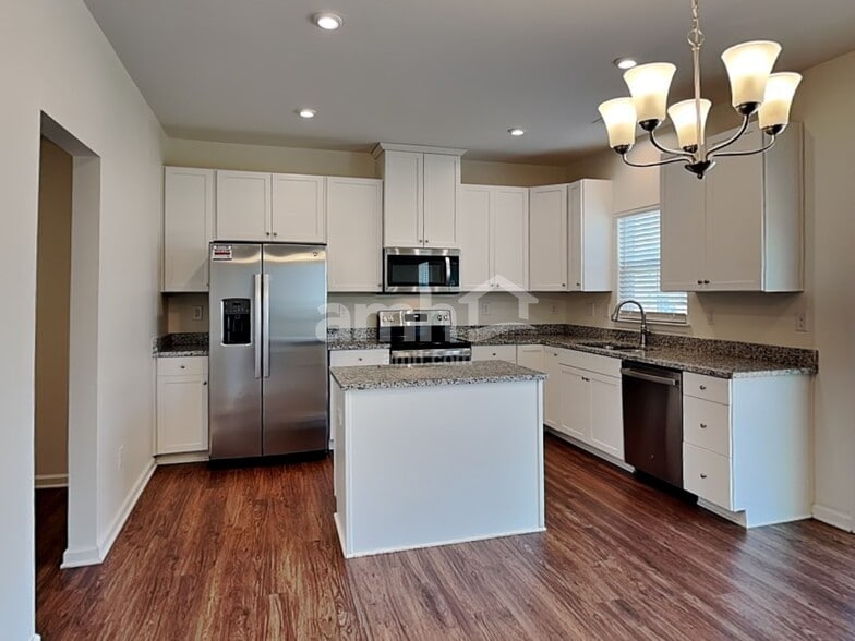 Building Photo - 553 Larragan Dr