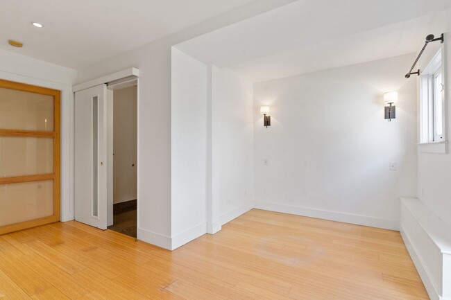 Building Photo - 2 Bed + Bonus Room + Office, 2 Bath Bernal...