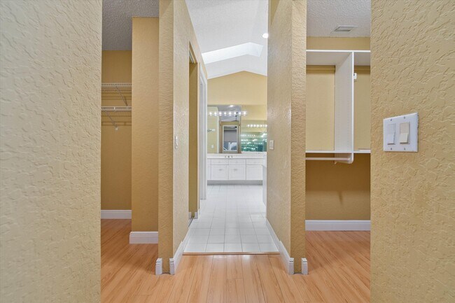 Building Photo - 10860 Fairmont Village Dr