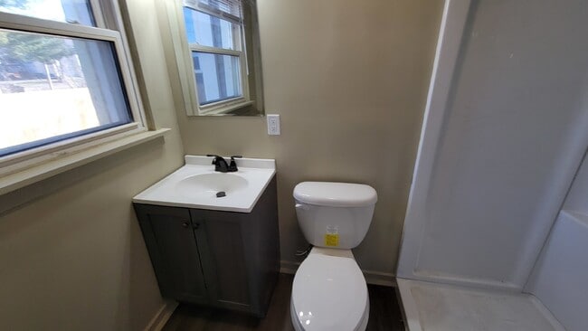 Building Photo - 3 bed 1.5 bath duplex Close to UWEC!