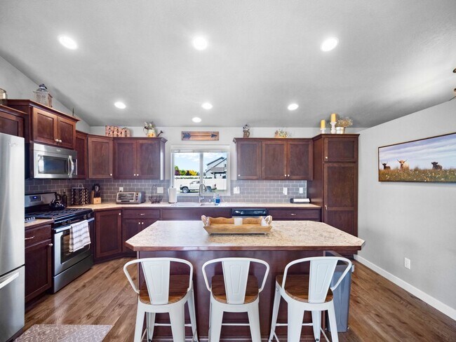 Building Photo - Beautiful home 5MILE/Big Yard & Garage (Furnished)