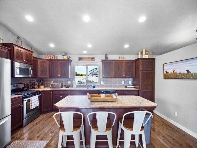 Building Photo - Beautiful home 5MILE/Big Yard & Garage