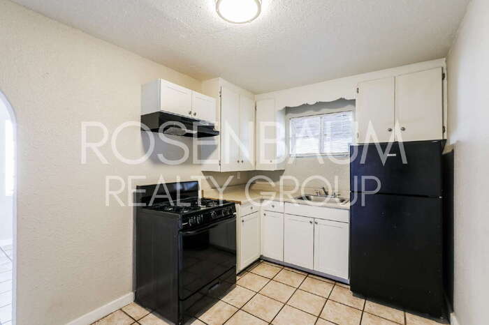 Building Photo - 302 W Flores St