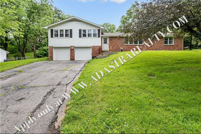Primary Photo - Charming 3 Bed 2 Bath Home In KCMO-Availab...