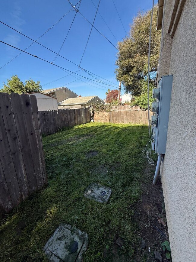 Building Photo - L41900