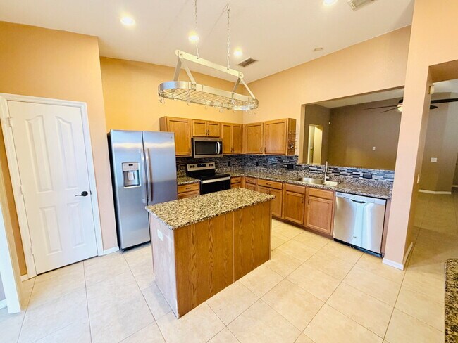 Building Photo - Spacious 3-Bedroom Home with 2 Full Baths in Charming Mulberry Home with Outdoor Kitchen!