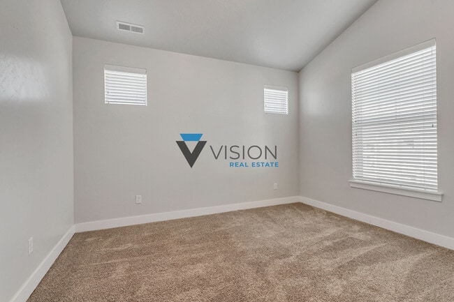 Building Photo - 627 N Sun Peak Dr