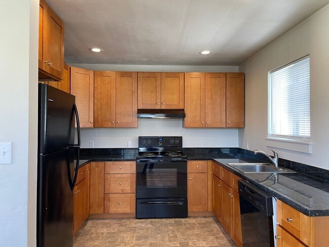 Building Photo - Nice 2 Bedroom 1 Bath Front Duplex-Parking and a Garage with Remote for Easy Access