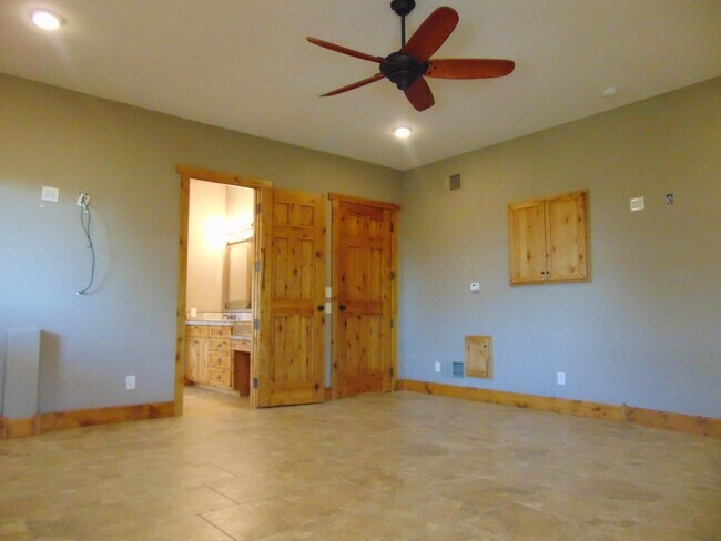 Building Photo - Majestic 3 Bed Mid MO Ranch!