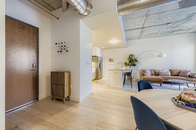 Building Photo - Modern 1 BDR in Peloton - All the Amenities