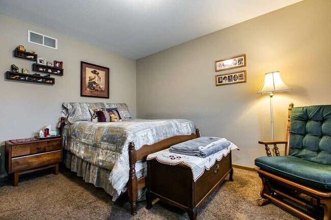 Building Photo - 2139 Hummingbird Dr