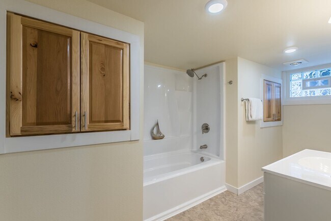 Building Photo - Adorable home with 3 Units in Tacoma