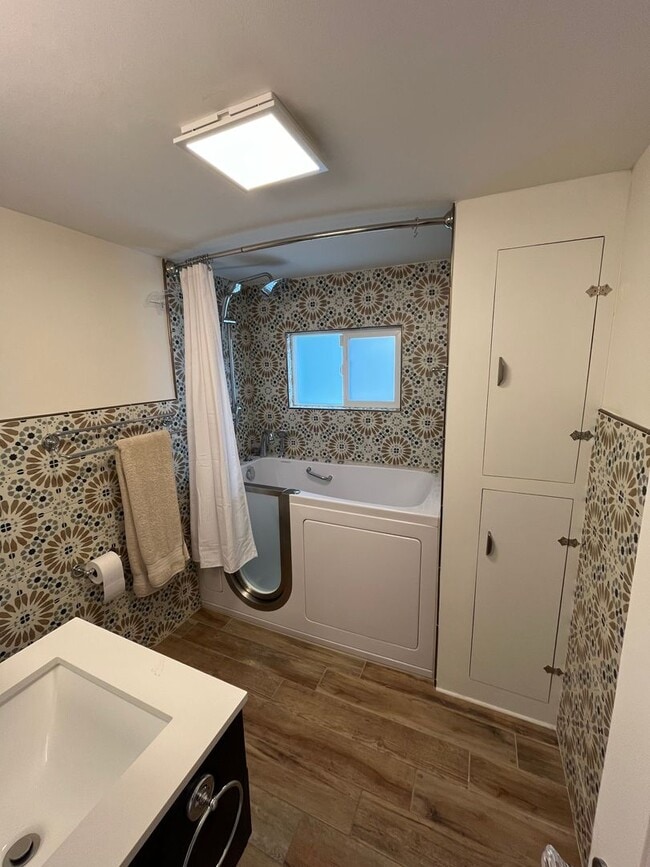 Building Photo - 2 Bedroom 2 Bath Single Family Home in Orange