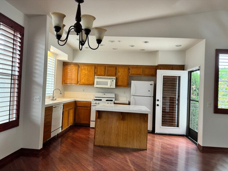 Building Photo - 606 Larkridge