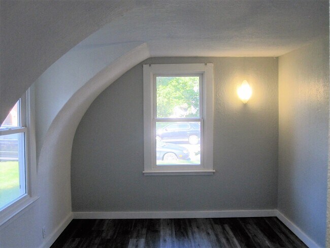 Building Photo - 376 S Pierson Ave