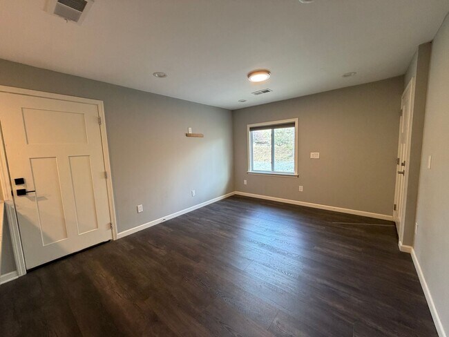 Building Photo - Charming 4/2.5 House in Armuchee- $1,995