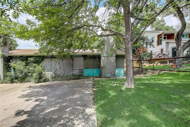Building Photo - 2308 La Casa Dr