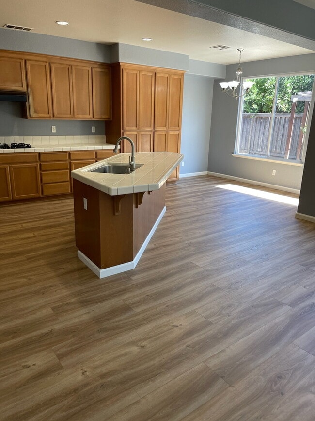 Building Photo - "Spacious 4-Bed, 3-Bath Retreat with 3,260...