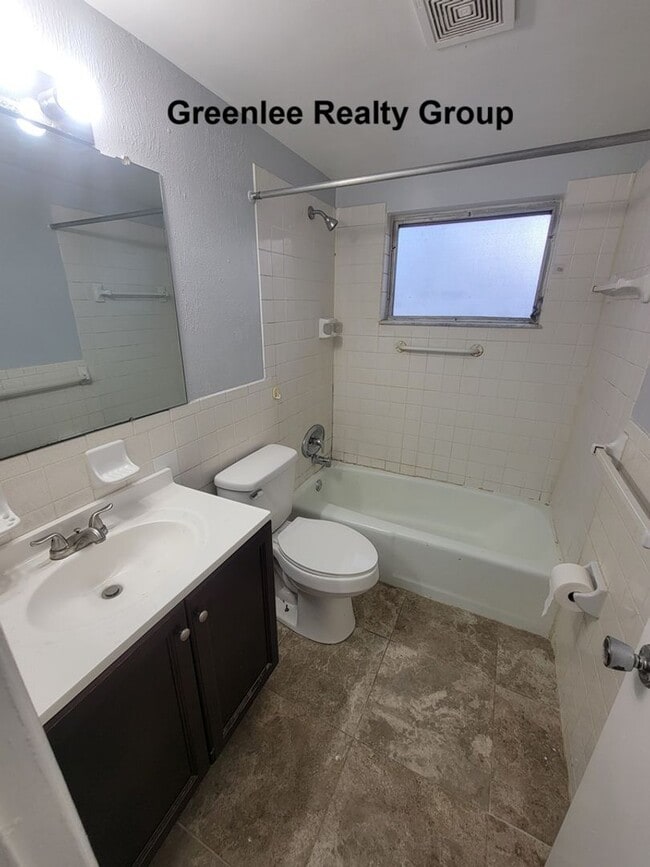 Building Photo - Spacious 2 Bed/ 1 Bath Triplex Apt. Trash and Lawn Included!