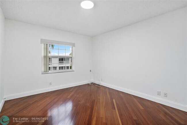 Building Photo - 6211 Bay Club Dr