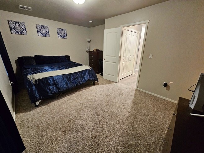 Building Photo - Open & Airy 3 Bedroom/2 Bath Home with Refrigerated Air