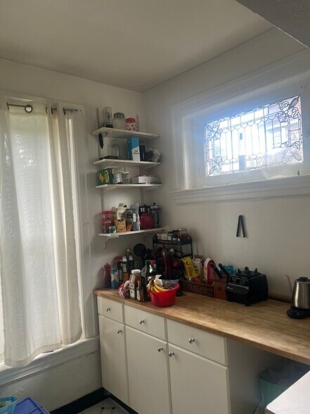 kitchen - 1545 Denniston St