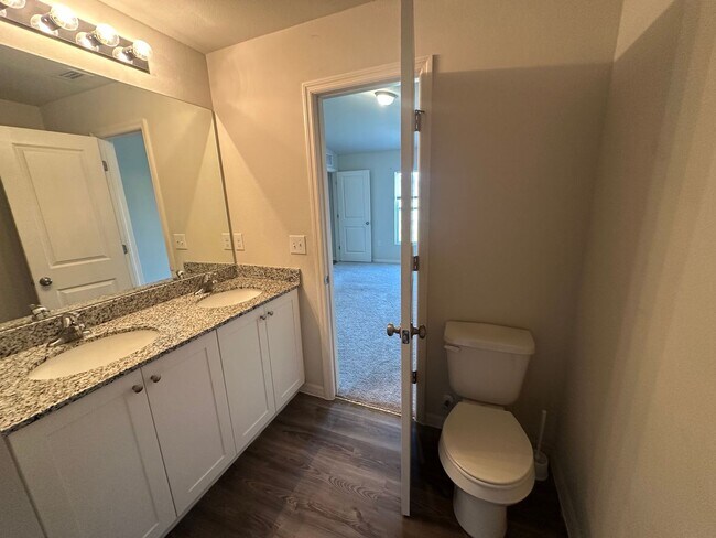 Building Photo - Beautiful 2 Bedroom 2 Bath