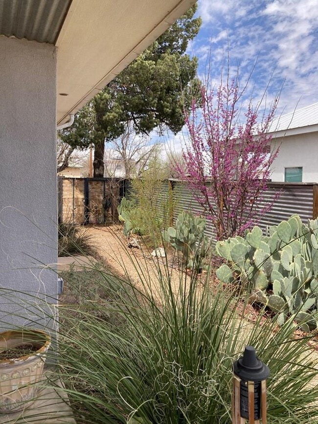 Building Photo - 104 E Waco St