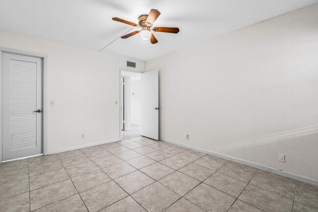 Building Photo - 641 Normandy Ln