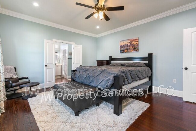 Building Photo - 324 N Roman St