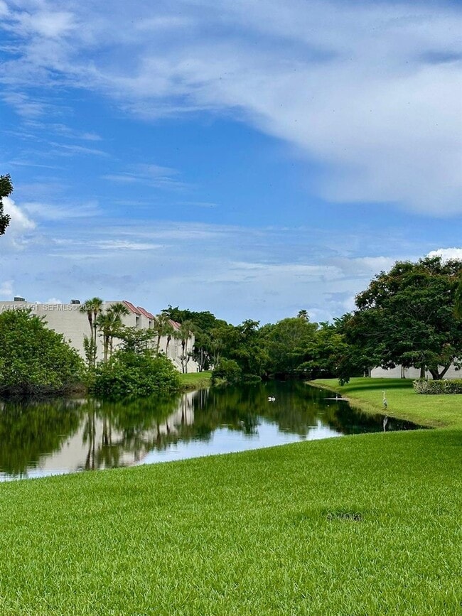 Building Photo - 210 Lakeview Dr