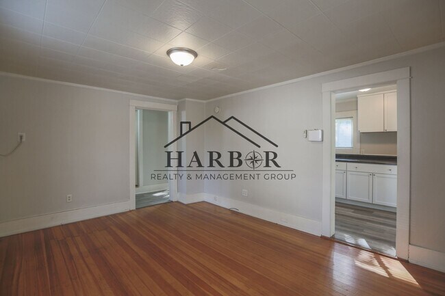 Building Photo - 212 7th St NW