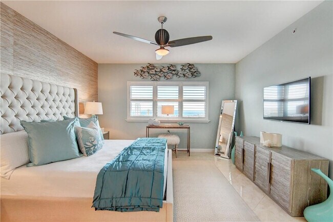 Building Photo - 2640 Lake Shore Dr