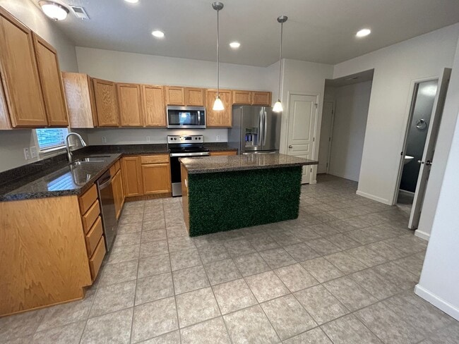 Building Photo - 2 Master Suites, 2.5 Bath Condo in West Jordan