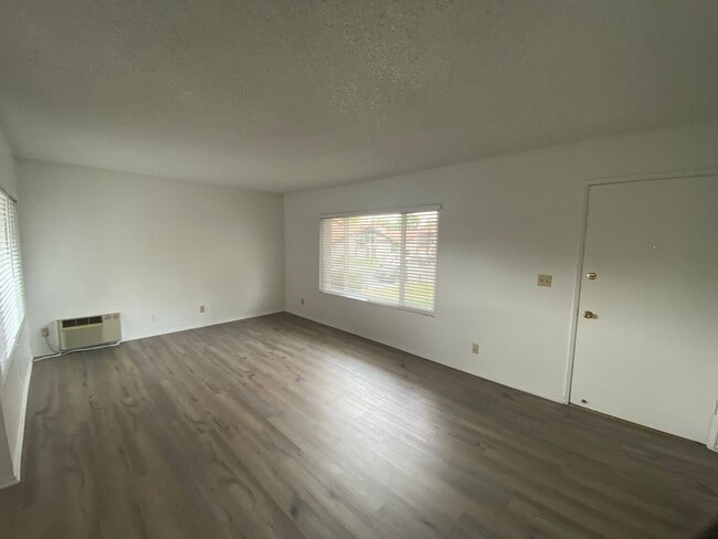 Building Photo - 1 bed, 1 bath Monticello Condo