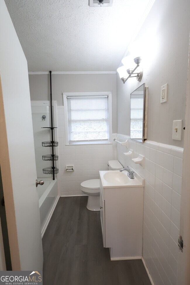 Building Photo - 351 Brook St