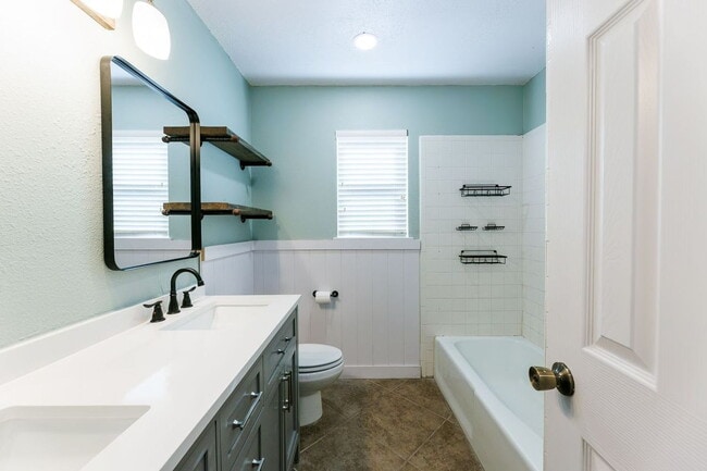 Building Photo - "Spacious 4-Bedroom Haven with 2 Full Bath...