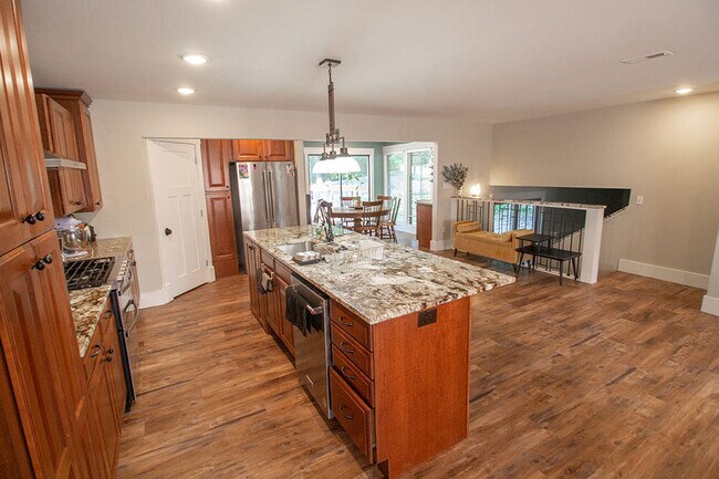 Building Photo - 3104 Oak Lawn Dr