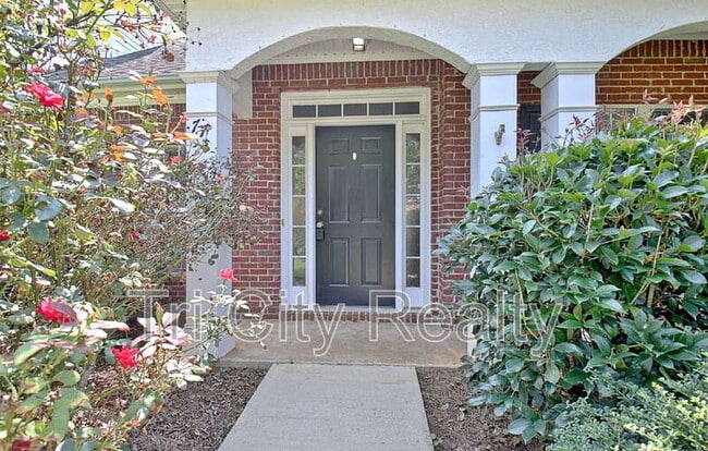 Building Photo - 77 Pine Crescent
