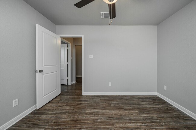 Building Photo - Bright & Cozy Home