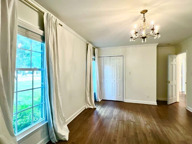 Building Photo - LUXURIOUS LANSDOWNE RETREAT!
