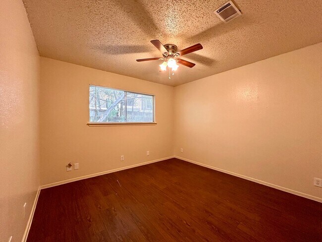 Building Photo - 8802 Pineridge Dr